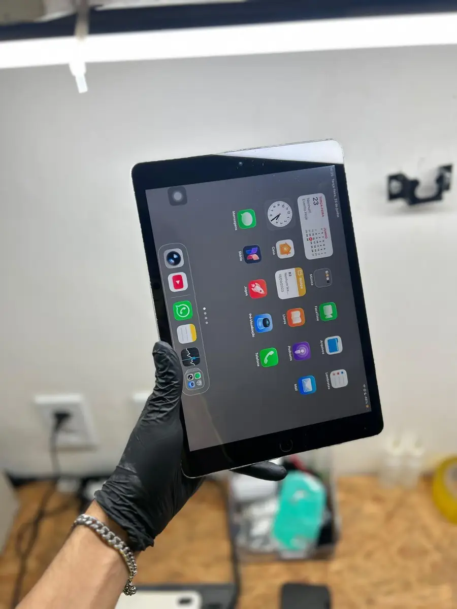 iPad 9 depois do atendimento, com a tela nova, ligada e sem trincas.